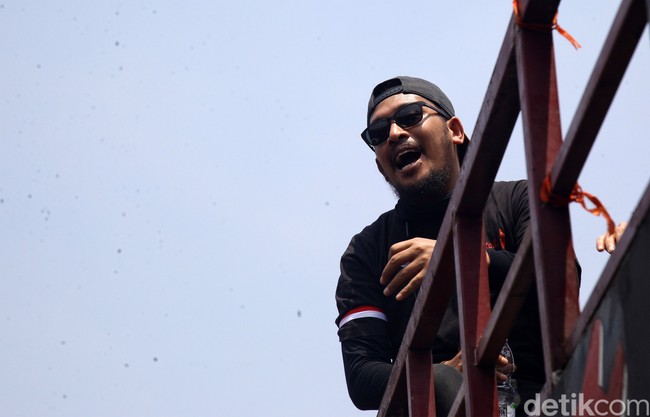 Abdur Arsyad juga berbusana serba hitam dengan pita merah-putih yang diikat di bagian lengan. (Foto: Ari Saputra/detikcom)