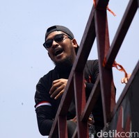 Abdur Arsyad juga berbusana serba hitam dengan pita merah-putih yang diikat di bagian lengan. (Foto: Ari Saputra/detikcom)