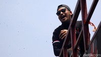 Abdur juga hadir dalam aksi di depan gedung DPR. Komika itu ikut aksi dengan mengenakan kaos, topi, dan kacamata hitam. Dia juga mengikatkan tali merah putih di tangannya.