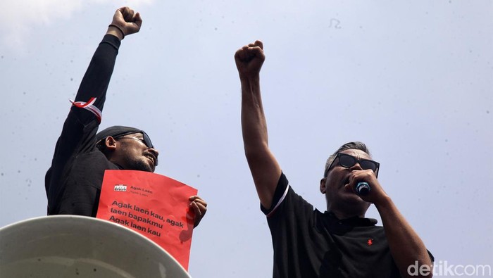 Seleb hingga Komika Ikut Orasi Tolak Revisi UU Pilkada di DPR Sejumlah selebriti hingga komika ikut dalam aksi menolak Revisi UU Pilkada di gedung DPR, Jakarta, Kamis (22/8/2024). Mereka adalah Adjis Doaibu, Cing Abdel, Bintang Emon, Arie Kriting, Abdur, dan juga Ebel Cobra.