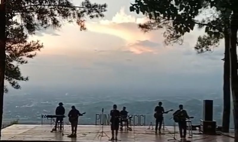 Senja di Puncak Becici.
