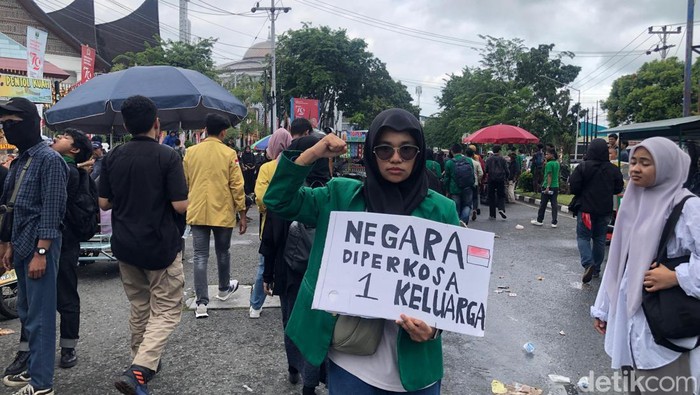 Seorang mahasiswa Universitas Andalas membawa poster dalam aksi Kawal Putusan MK di DPRD Sumbar. (M. Afdal Afriant/detikSumut)