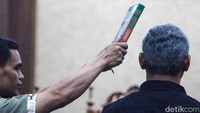 Saksi disumpah sebelum memberikan keterangan di hadapan hakim.  