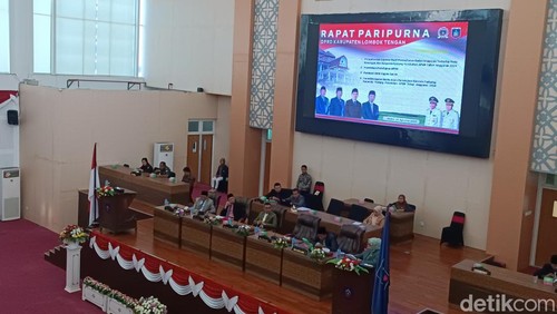 Sidang Paripurna DPRD Lombok Tengah dengan agenda penyampaian laporan hasil pembahasan banggar terhadap nota keuangan dan Ranperda APBD Perubahan 2024. (Edi Suryansyah/detikBali)