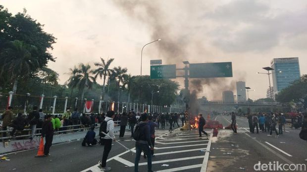 Situasi di depan DPR pukul 18.03 WIB. (Kurniawan/detikcom)