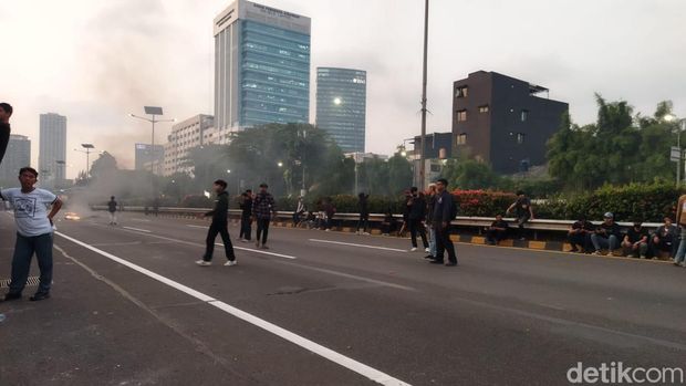 Situasi di depan DPR pukul 18.03 WIB. (Kurniawan/detikcom)