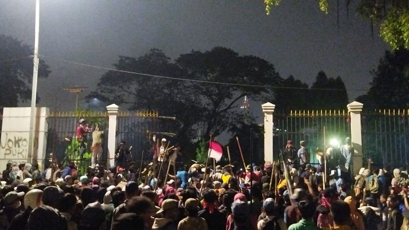 Situasi di depan Gedung DPR pukul 19.00 WIB (Kurniawan/detikcom)