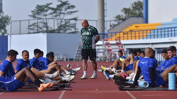 Skuad Persib saat berlatih dipimpin Bojan Hodak.