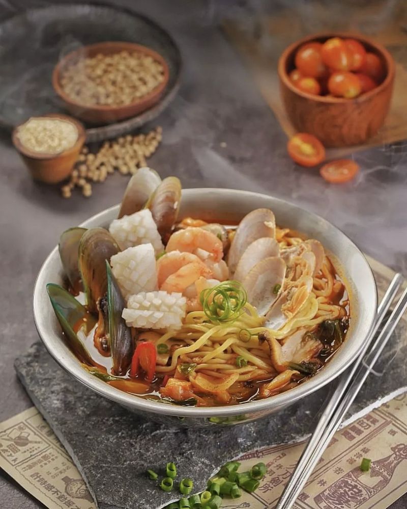 Slurpp! 5 Jjampong Seafood dan Daging yang Pedas Gurih Ada di Sini