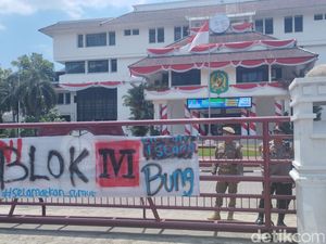Spanduk Bertuliskan Blok Medan Bertengger di Pagar Kantor Wali Kota Medan