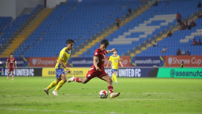 Striker PSM Makassar Ricky Pratama melepaskan tembakan ke gawang BG Pathum United dalam laga ASEAN Club Championship 2024/2025.