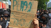 Aksi ini buntut sikap pemerintah dan DPR yang telah menganulir putusan Mahkamah Konstitusi (MK) terkait perubahan syarat pencalonan kepala daerah.