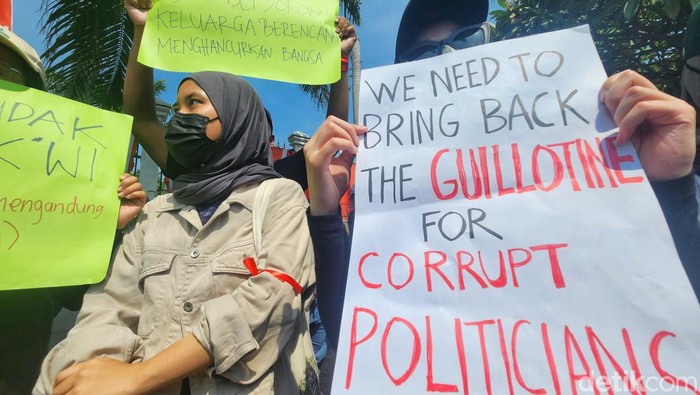 'Suara-suara' Rakyat Ramaikan Demo di Depan Gedung DPR Sejumlah massa menunjukkan poster berisi tulisan-tulisan mengkritik pemerintah saat aksi di depan Gedung DPR, Jakarta, Kamis (22/8/2024).