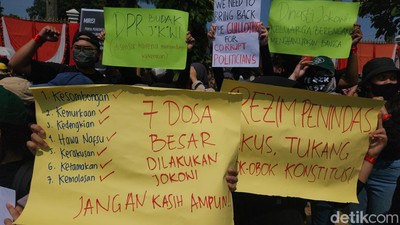 Suara-suara Rakyat Ramaikan Demo di Depan Gedung DPR