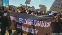 Massa aksi terlihat membawa sejumlah atribut dari masing-masing organisasinya. Termasuk beberapa spanduk yang berisi tuntutan, di antaranya bertuliskan yang kalian dengar harus suara rakyat bukan suara penguasa dan DPR Milik Rakyat Bukan Milik Jokowi.