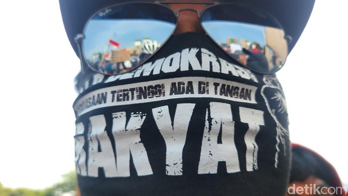 Sejumlah massa menunjukkan poster berisi tulisan-tulisan mengkritik pemerintah saat aksi di depan Gedung DPR, Jakarta, Kamis (22/8/2024).