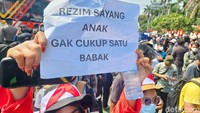 Sejumlah massa dari berbagai elemen melakukan unjuk rasa di depan Gedung DPR RI, Jakarta Pusat, Kamis (22/8). Mereka menolak pengesahan Rancangan Undang-undang (RUU) Pilkada.