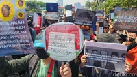 Sejumlah massa menunjukkan poster berisi tulisan-tulisan mengkritik pemerintah saat aksi di depan Gedung DPR, Jakarta, Kamis (22/8/2024).