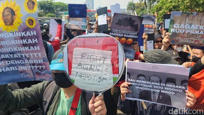 'Suara-suara' Rakyat Ramaikan Demo di Depan Gedung DPR Sejumlah massa menunjukkan poster berisi tulisan-tulisan mengkritik pemerintah saat aksi di depan Gedung DPR, Jakarta, Kamis (22/8/2024).
