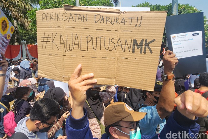 Sejumlah massa menunjukkan poster berisi tulisan-tulisan mengkritik pemerintah saat aksi di depan Gedung DPR, Jakarta, Kamis (22/8/2024).