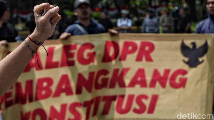 Sejumlah pengunjuk rasa melakukan aksi di gedung Mahkamah Konstitusi (MK), Jakarta, Kamis (22/8/2024).