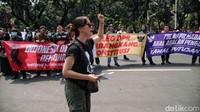 Aktivis 1998 hingga para guru besar melakukan aksi di Mahkamah Konstitusi (MK).  