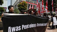 Mereka menyatakan penolakan terhadap pengesahan revisi UU Pilkada. 