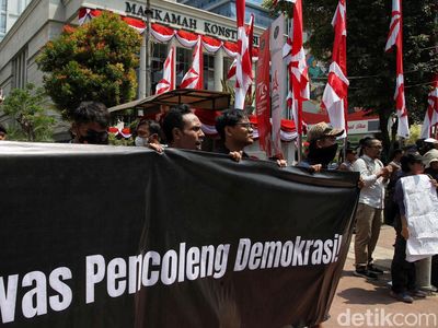 Suasana Aksi Tolak Revisi UU Pilkada di MK