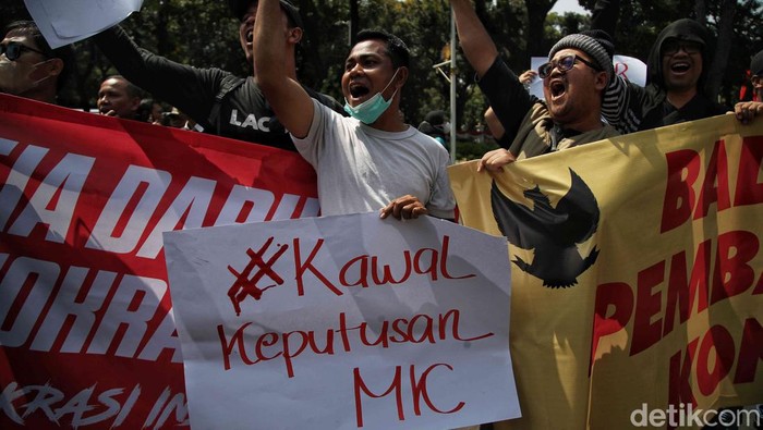 Sejumlah pengunjuk rasa melakukan aksi di gedung Mahkamah Konstitusi (MK), Jakarta, Kamis (22/8/2024).