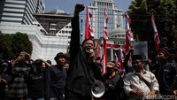 Ada sejumlah perubahan pasal dalam UU Pilkada. Baleg DPR sepakat usia calon kepala daerah dihitung saat pelantikan seperti putusan Mahkamah Agung terhadap PKPU, bukan saat penetapan seperti penegasan Mahkamah Konstitusi (MK) dalam putusan terhadap gugatan UU Pilkada. 