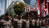 Terlihat pintu depan MK dijaga ketat oleh pihak kepolisian. 