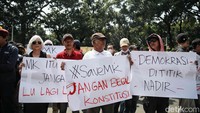 Mereka membawa sejumlah atribut berupa spanduk bertulisan SaveMK Jangan Begal Konstitusi. 