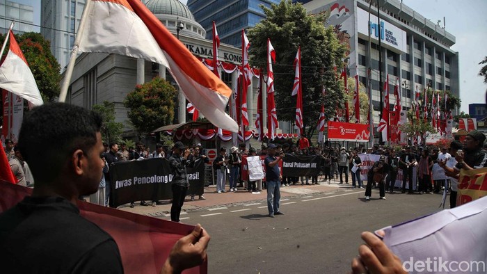 Sejumlah pengunjuk rasa melakukan aksi di gedung Mahkamah Konstitusi (MK), Jakarta, Kamis (22/8/2024).