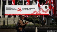 Suasana di depan gedung MK masih terlihat sepi pada pukul 09.30 WIB.