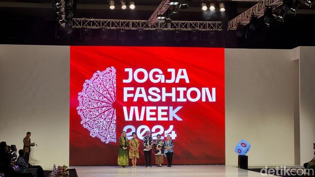 Suasana Jogja Fashion Week (JFW) 2024 di Jogja Expo Center (JEC), Kamis (22/8/2024).