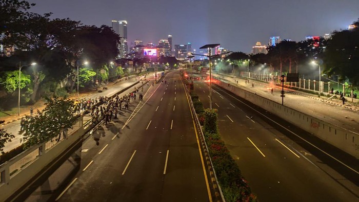 Suasana terkini di depan DPR pada pukul 19.30 WIB (Azhar/detikcom)