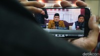 Afif menjelaskan KPU pernah dinyatakan bersalah dalam kasus pelanggaran etik lantaran tidak melakukan konsultasi lebih dulu dengan DPR terkait Putusan Nomor 90/PUU-XXI/2023 mengenai perubahan syarat usia capres-cawapres. Saat itu, KPU malah mengirimkan surat ke partai politik, dan tidak langsung merevisi PKPU. 