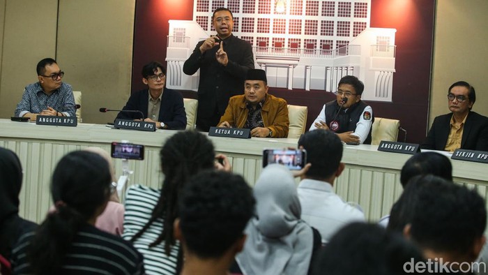Takut Disanksi Lagi, KPU Akan Konsultasi ke DPR soal Putusan MK KPU akan menindaklanjuti putusan Mahkamah Konstitusi (MK) soal syarat pencalonan di Pilkada 2024, Kamis (22/8/2024). Namun KPU akan konsultasi terlebih dahulu ke DPR.