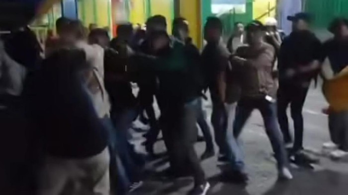 Tangkapan layar kericuhan di Pasar Butung Makassar.