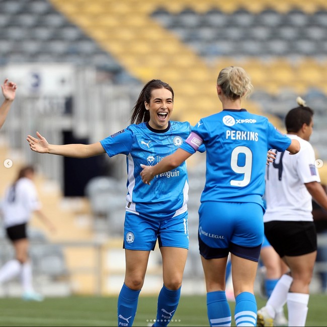 Tara Mae Kirk adalah pemain bola asal Inggris yang potret cantiknya jadi viral. Sebelumnya ia menuai sorotan ketika terungkap punya dua pekerjaan. Foto: Instagram Tara Mae Kirk