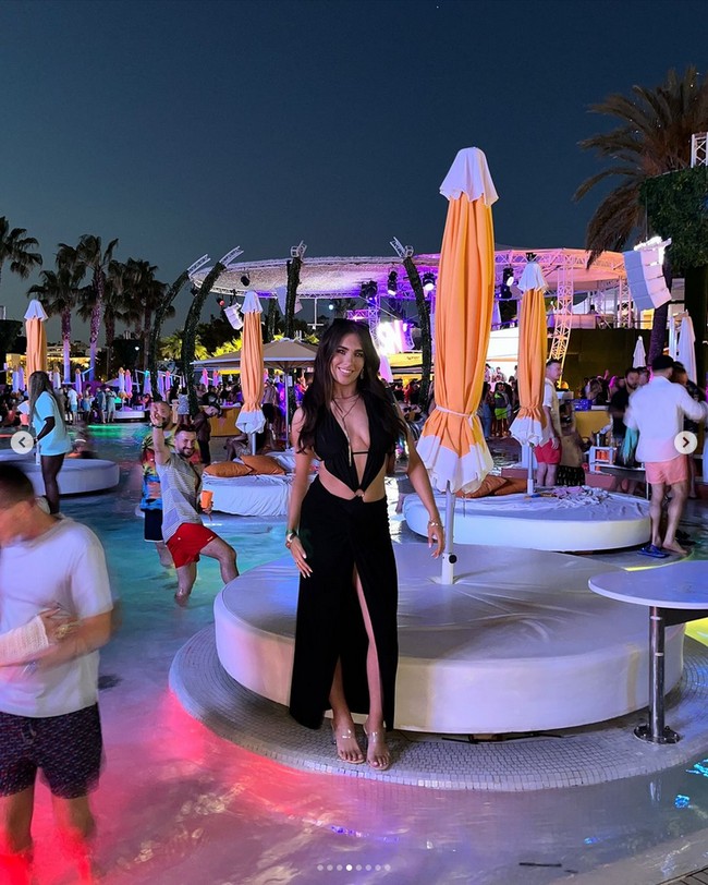 Selagi kemampuan dan kecantikannya menuai atensi, kehidupan striker itu juga mengundang perbincangan publik. Ketika itu, banyak orang menyadari ia punya dua kehidupan yang bisa dibilang bertolak belakang bagi kebanyakan pemain bola wanita. Foto: Instagram Tara Mae Kirk