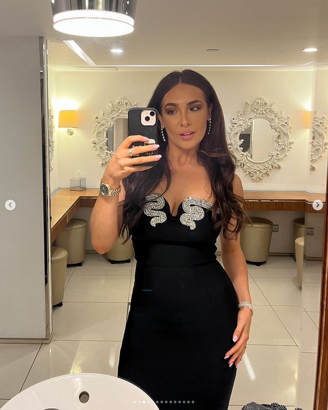 Ketika berkunjung ke media sosialnya, sekilas wanita tersebut terlihat seperti kebanyakan selebgram. Akun wanita yang berhasil menjadi pencetak gol terbanyak di tahun pertamanya selama Liga Nasional Wanita FA itu dipenuhi foto-foto cantik dan liburan mewah. Foto: Instagram Tara Mae Kirk