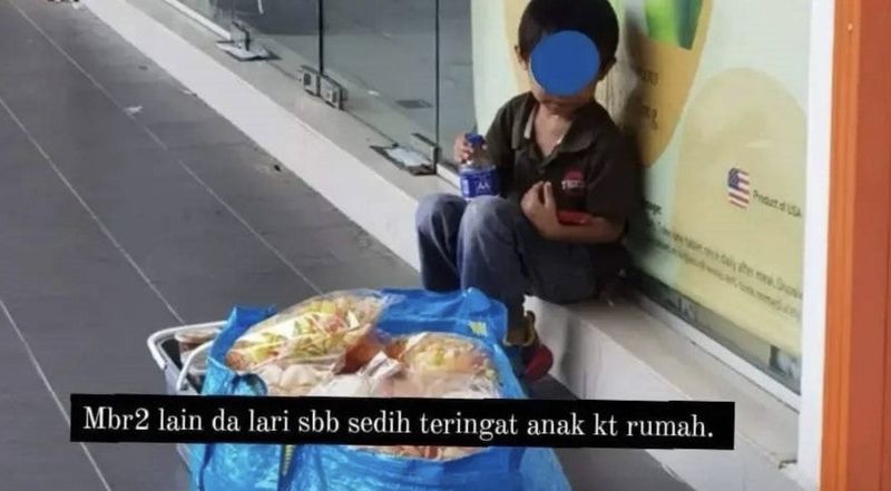 Tega! Saat Ortu Makan di Resto, Bocah Ini Dipaksa Jual Camilan