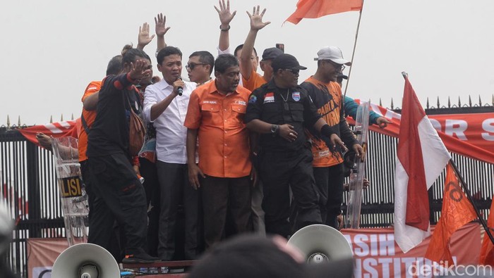 Temui Demonstran, Wakil Ketua Komisi III Diteriaki dan Dilempari Botol Wakil Ketua Komisi III DPR Habiburokhman menemui para demonstran di depan Gedung DPR Senayan, Jakarta, Kamis (22/8/2024).