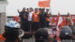 Temui Demonstran, Wakil Ketua Komisi III Diteriaki dan Dilempari Botol
