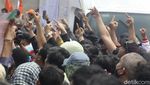 Temui Demonstran, Wakil Ketua Komisi III Diteriaki dan Dilempari Botol