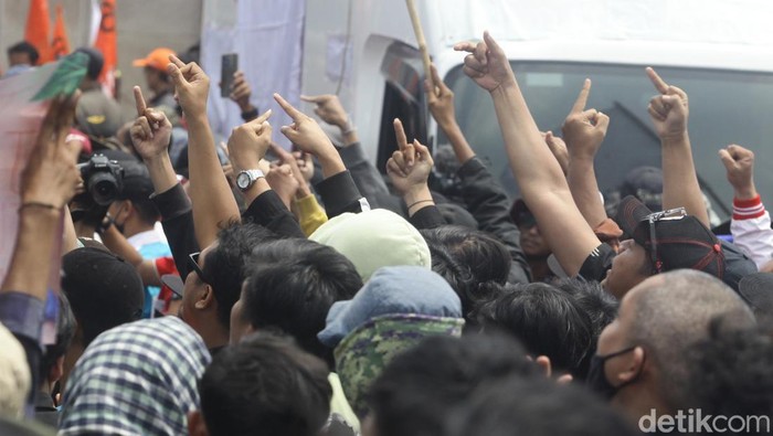 Temui Demonstran, Wakil Ketua Komisi III Diteriaki dan Dilempari Botol Wakil Ketua Komisi III DPR Habiburokhman menemui para demonstran di depan Gedung DPR Senayan, Jakarta, Kamis (22/8/2024).