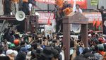 Temui Demonstran, Wakil Ketua Komisi III Diteriaki dan Dilempari Botol