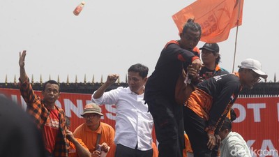Temui Demonstran, Wakil Ketua Komisi III Diteriaki dan Dilempari Botol