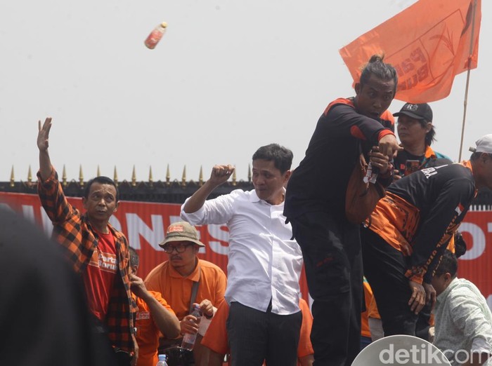 Wakil Ketua Komisi III DPR Habiburokhman menemui para demonstran di depan Gedung DPR Senayan, Jakarta, Kamis (22/8/2024).